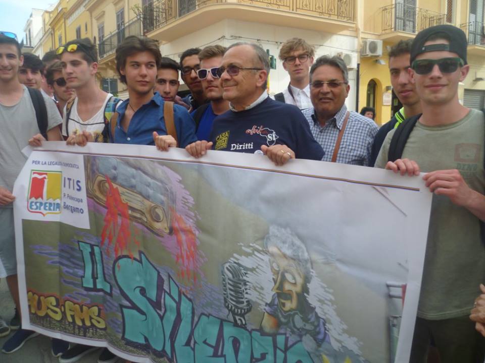 Per l'amico Preside Michele Nicastri di Bergamo che purtroppo ci ha lasciati 10 giovanni dietro banner con i miei studenti